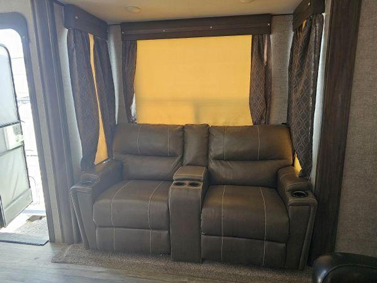 Used 2018 CHEROKEE BY FOREST RIVER ARCTIC WOLF 305ML6