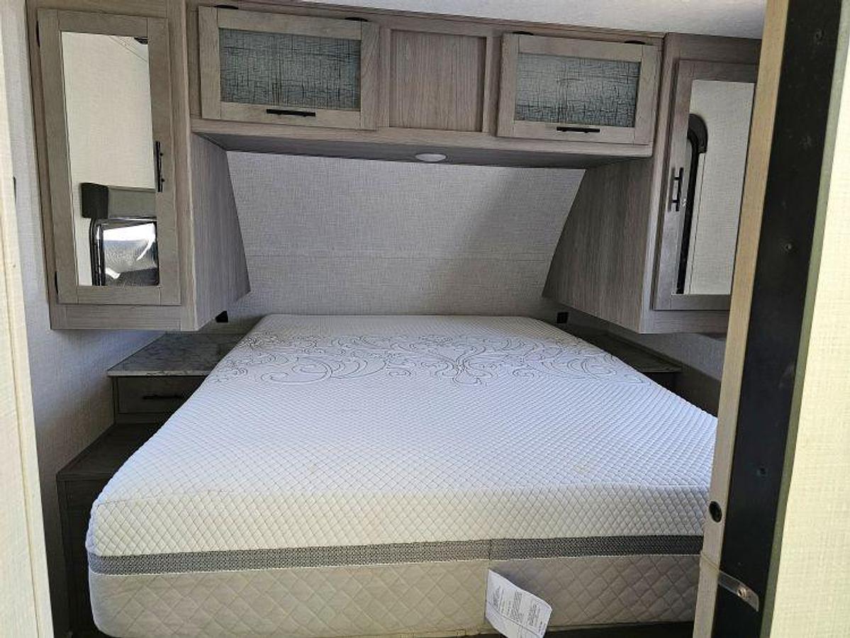 Used 2023 COLEMAN LIGHT 3215BH