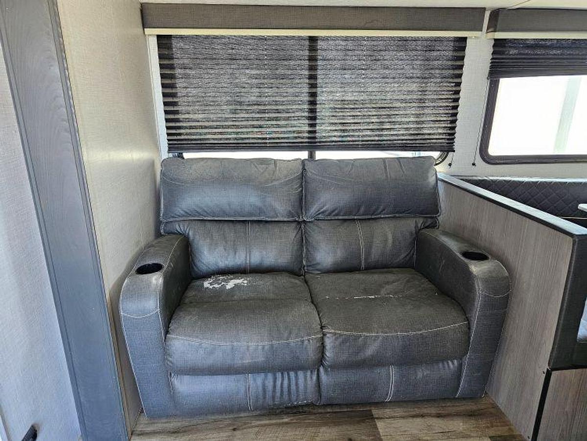 Used 2023 COLEMAN LIGHT 3215BH