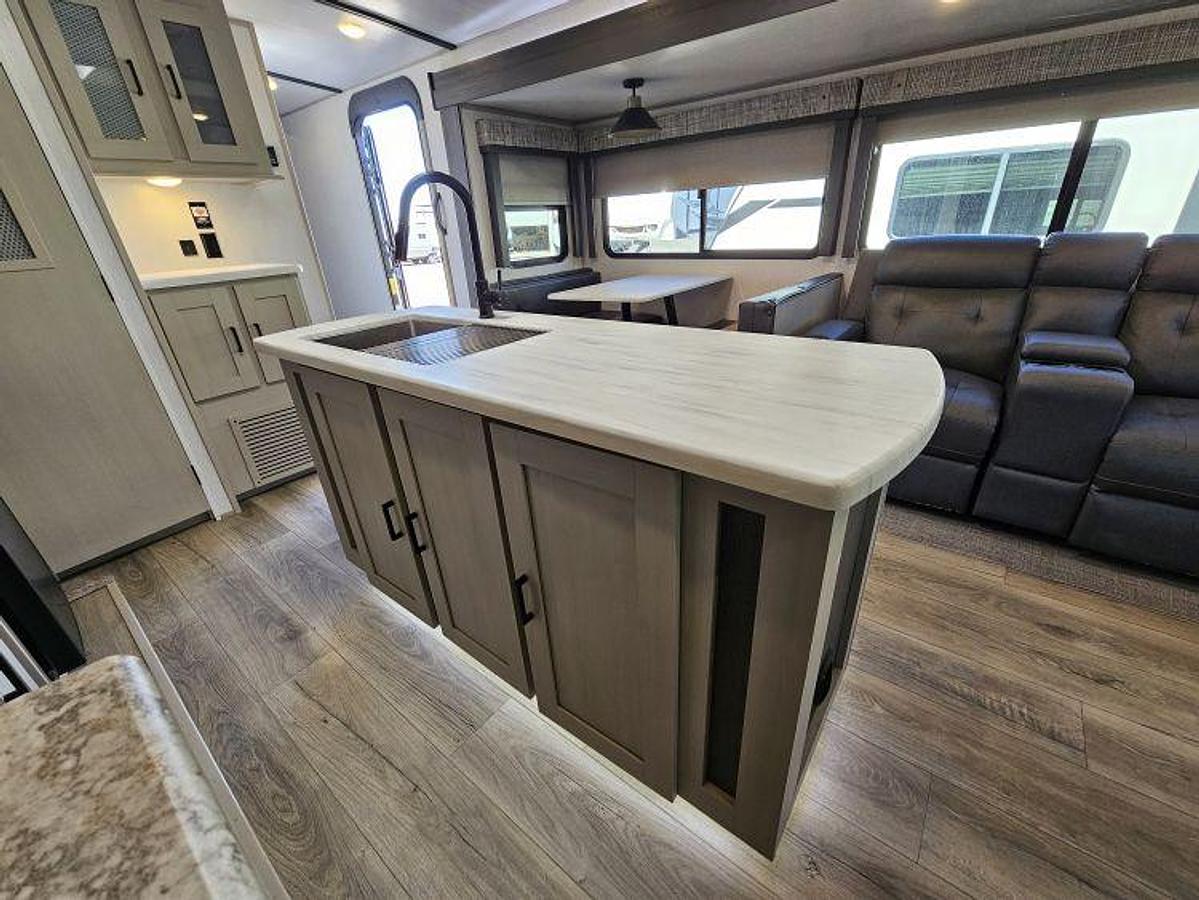 Used 2023 FOREST RIVER WILDWOOD HERITAGE GLEN 308RL