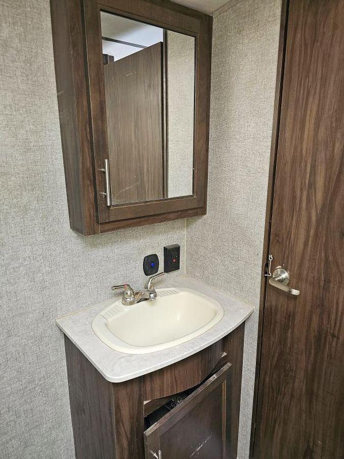 Used 2018 CHEROKEE BY FOREST RIVER ARCTIC WOLF 305ML6