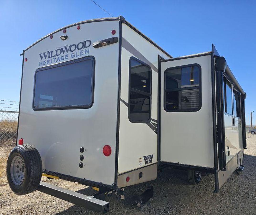 Used 2023 FOREST RIVER WILDWOOD HERITAGE GLEN 308RL