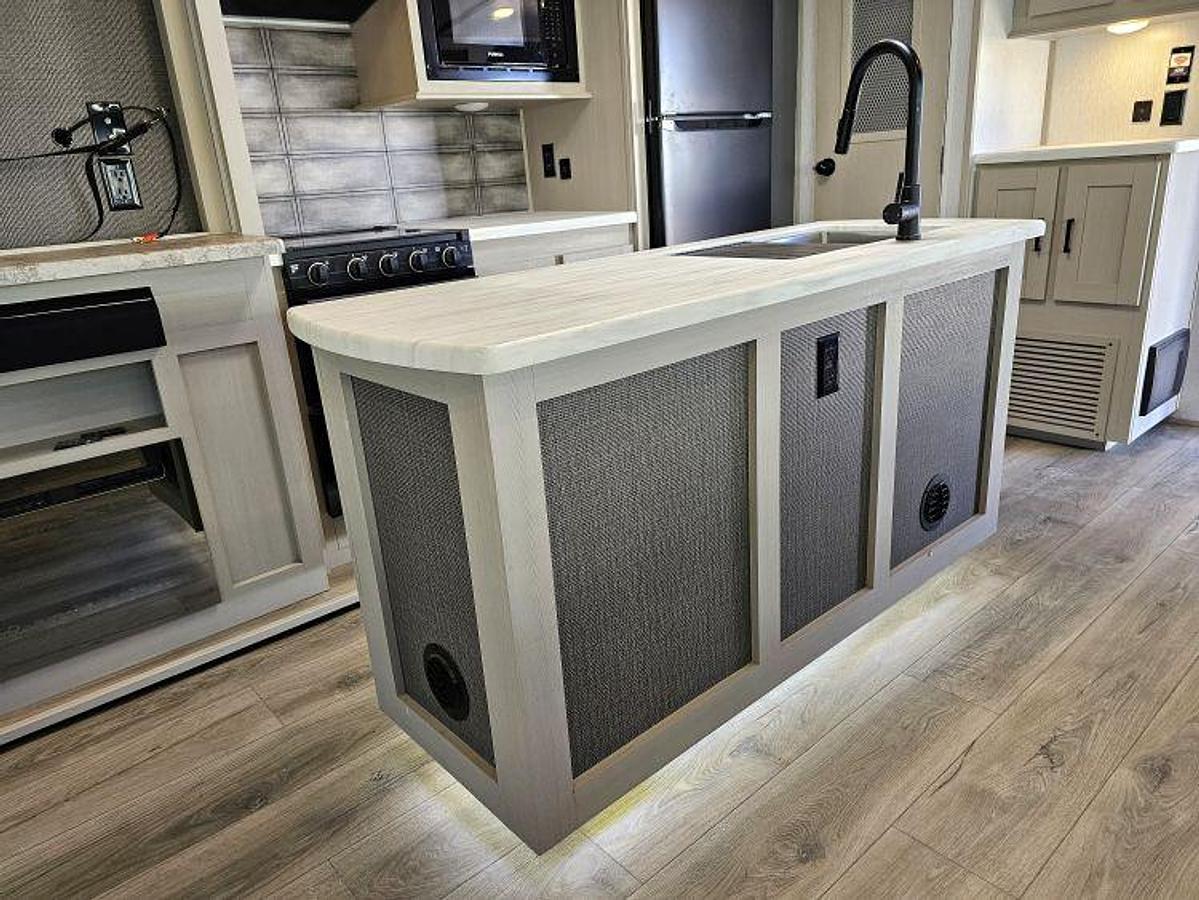 Used 2023 FOREST RIVER WILDWOOD HERITAGE GLEN 308RL