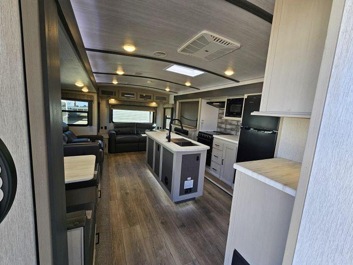 Used 2023 FOREST RIVER WILDWOOD HERITAGE GLEN 308RL