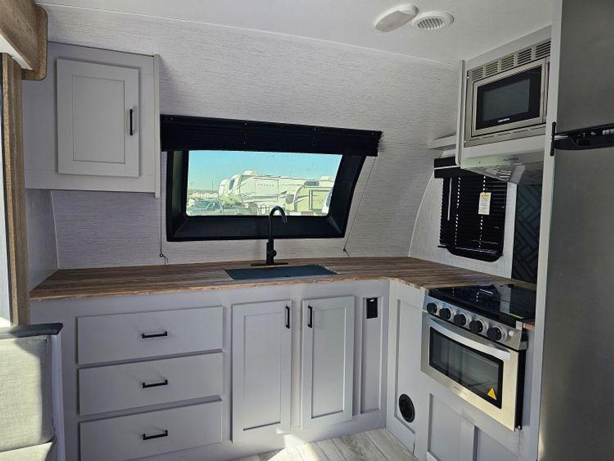 Used 2022 HEARTLAND NORTH TRAIL ULTRA LITE 26FKDS