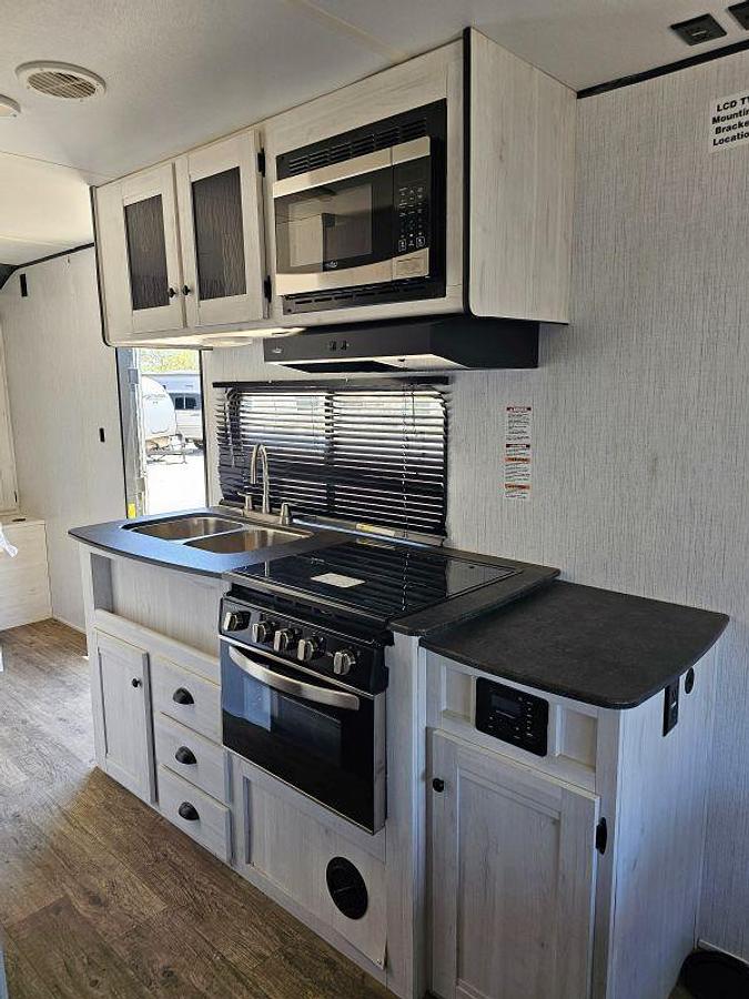 Used 2022 HEARTLAND TRAIL RUNNER 21JM