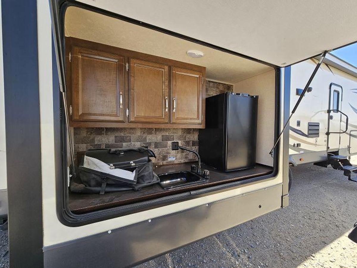 Used 2018 FOREST RIVER SALEM HEMISPHERE 356QB