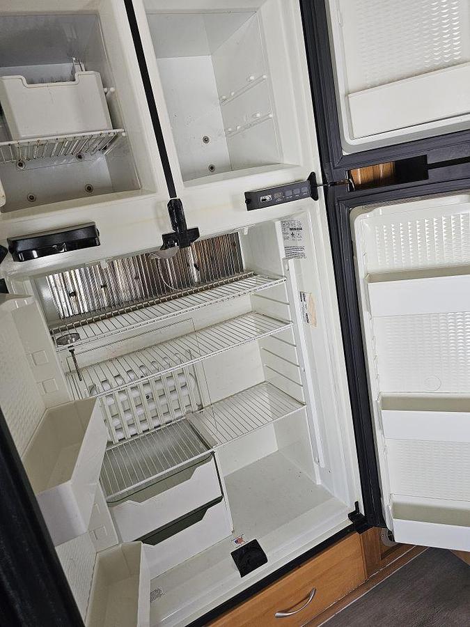 Used 2006 FLEETWOOD DISCOVERY 39V