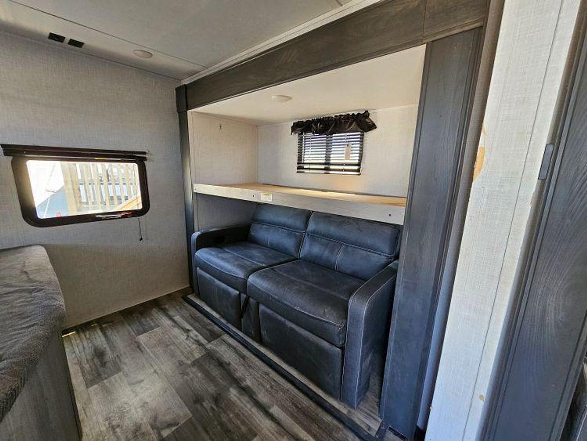 Used 2023 COLEMAN LIGHT 3215BH