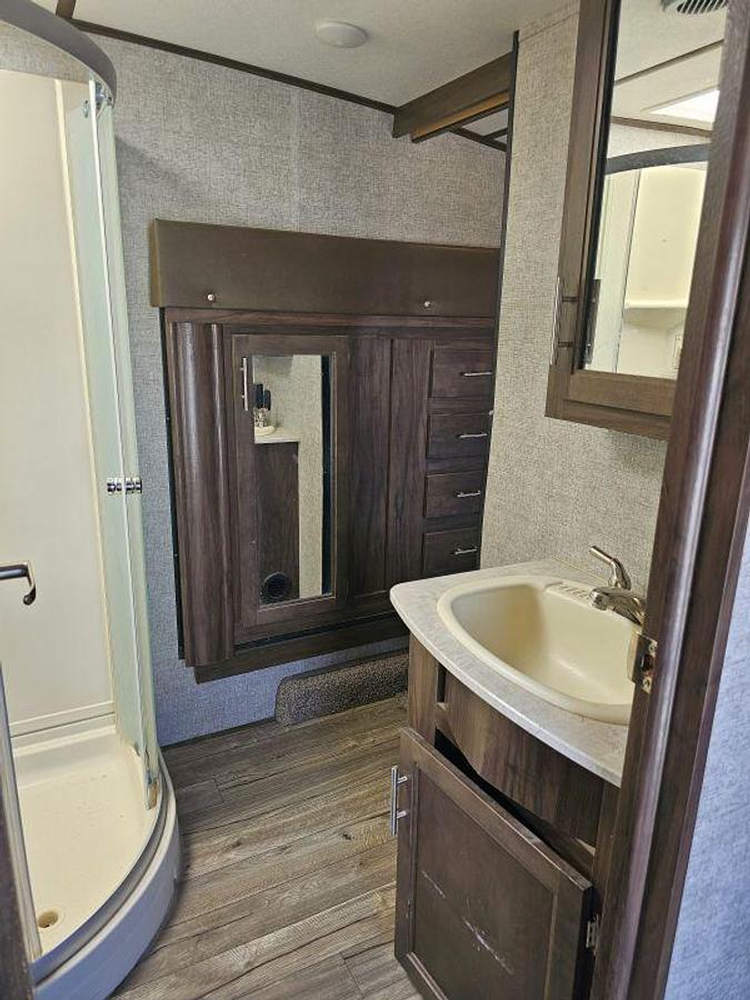 Used 2018 CHEROKEE BY FOREST RIVER ARCTIC WOLF 305ML6