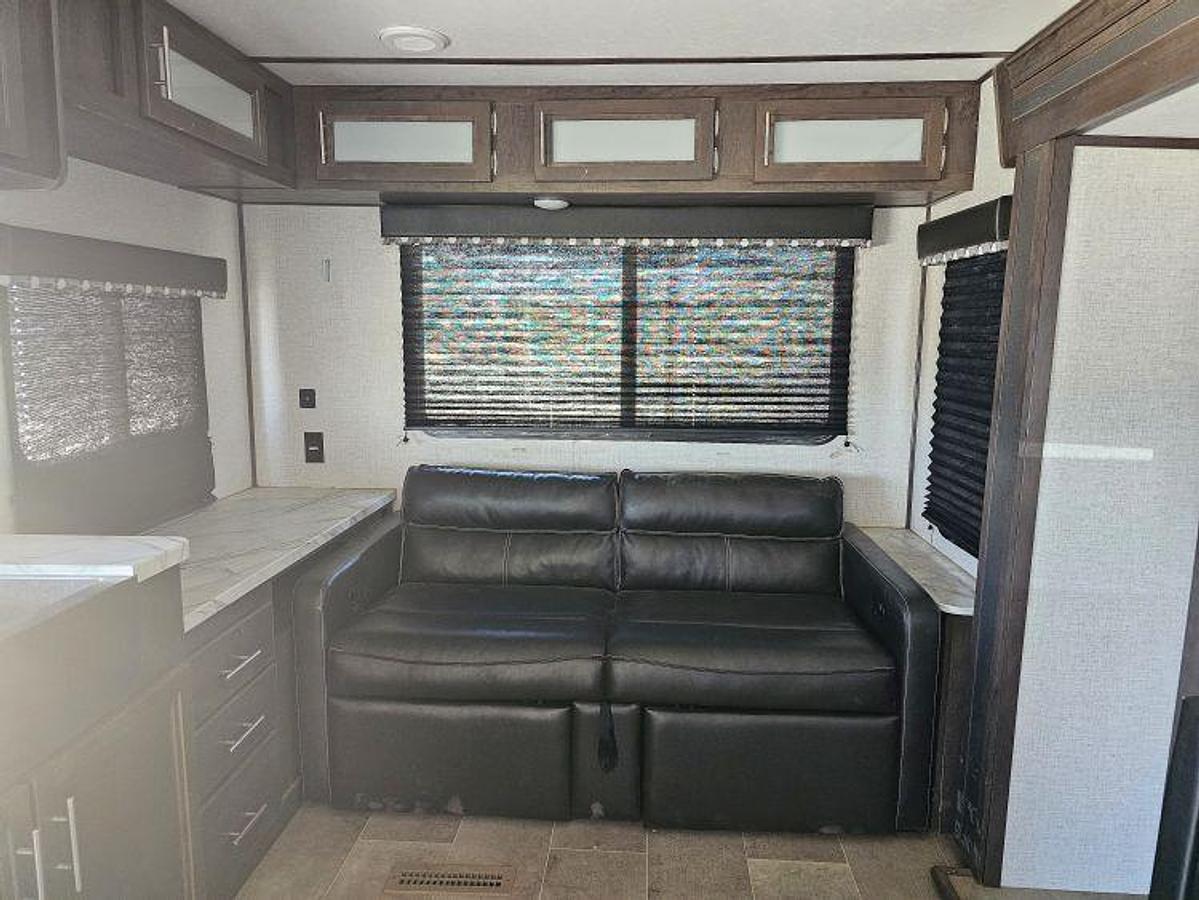 Used 2021 DUTCHMEN COLEMAN LIGHT 2515RL