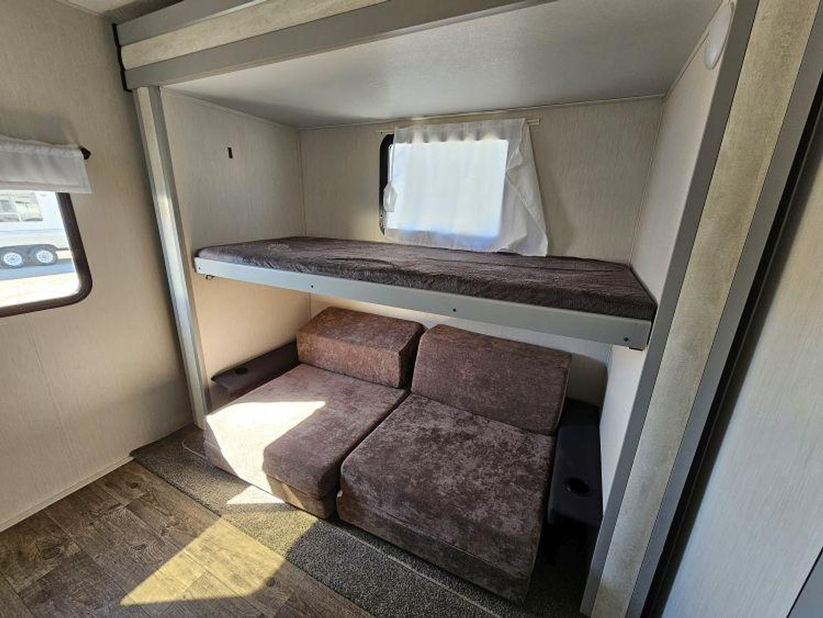 Used 2021 FOREST RIVER VIBE 34BH