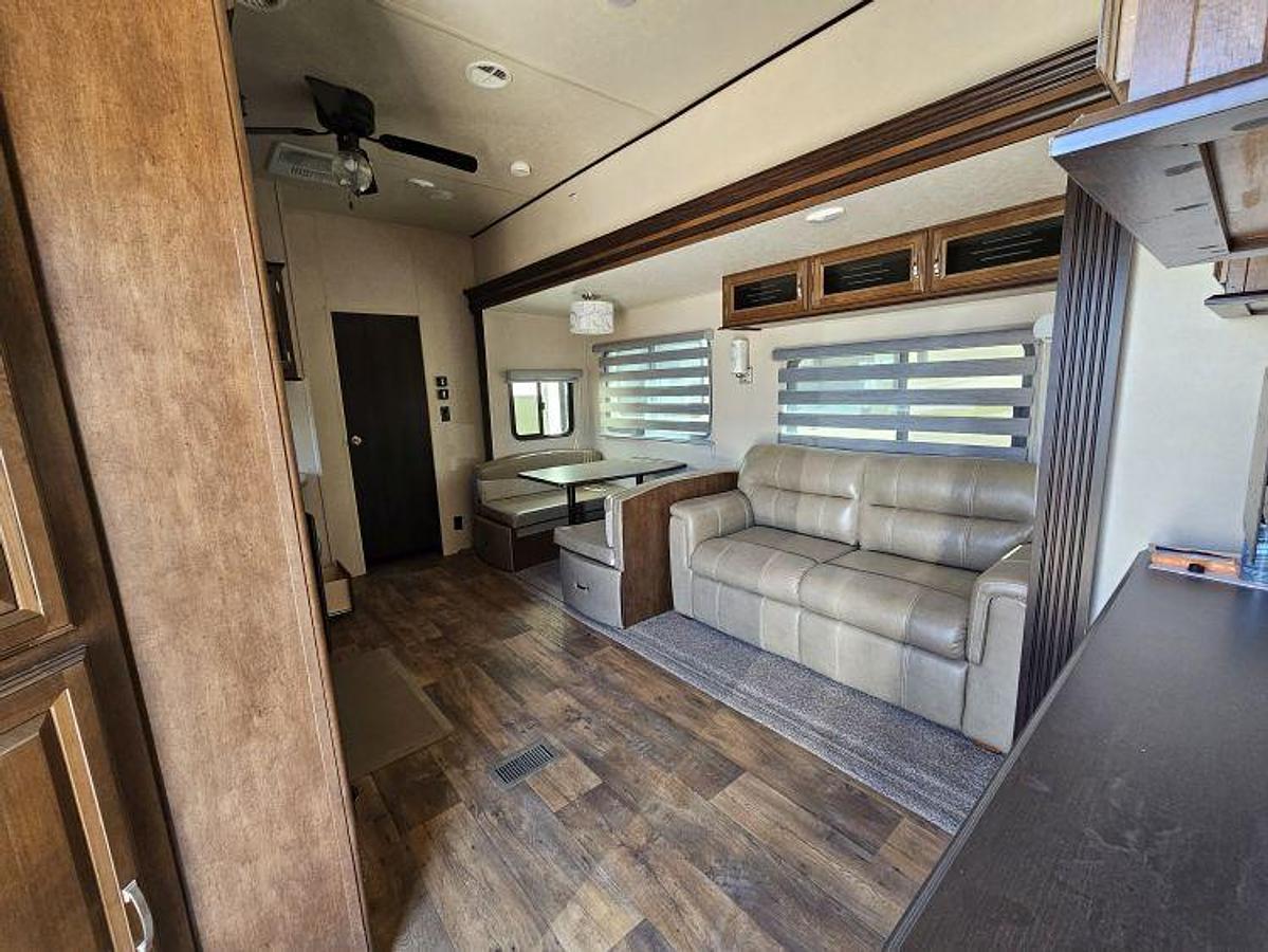 Used 2018 FOREST RIVER SALEM HEMISPHERE 356QB