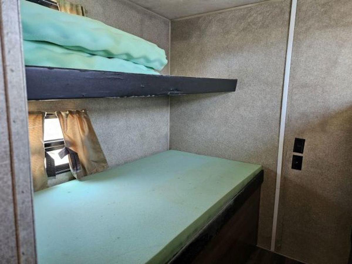 Used 2017 Coachmen Catalina SBX 291QBS