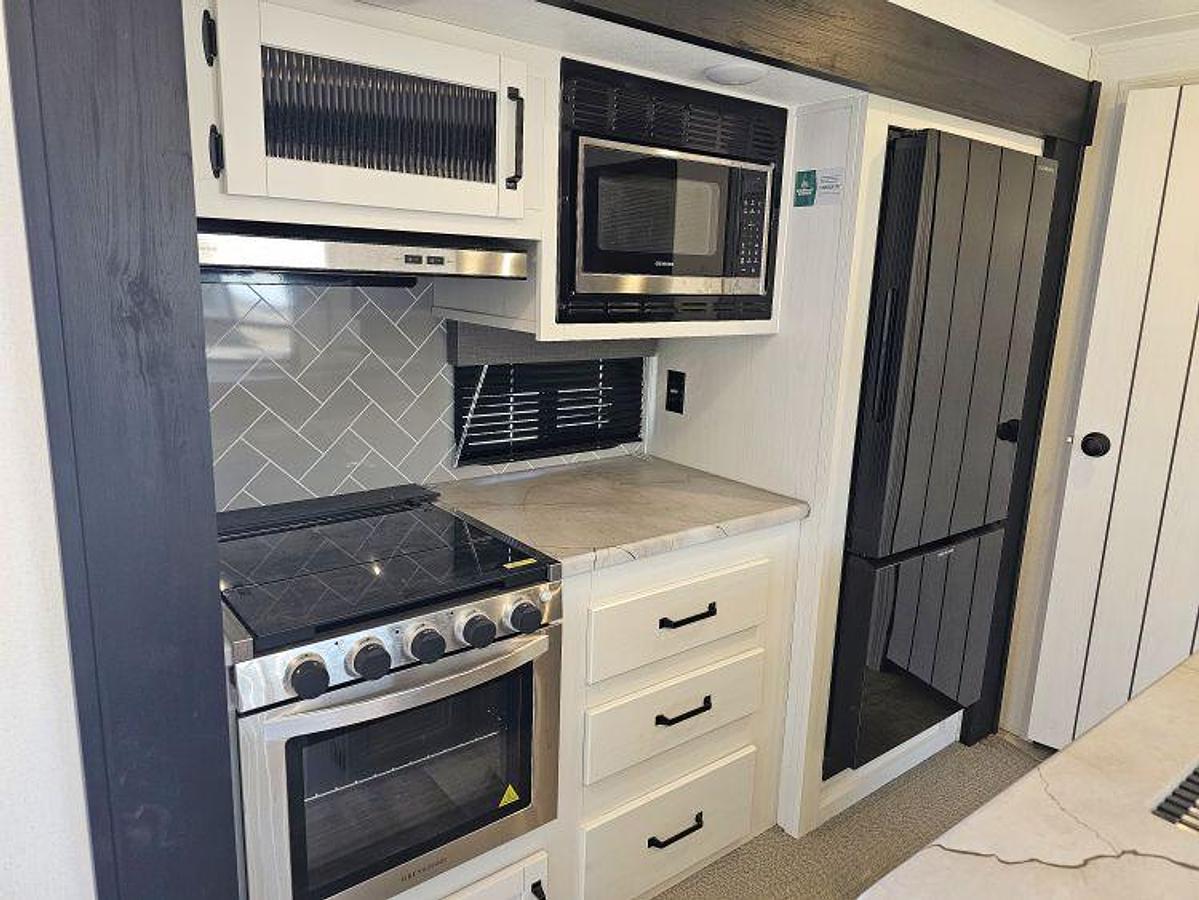 Used 2025 FOREST RIVER PUMA 32BHFS