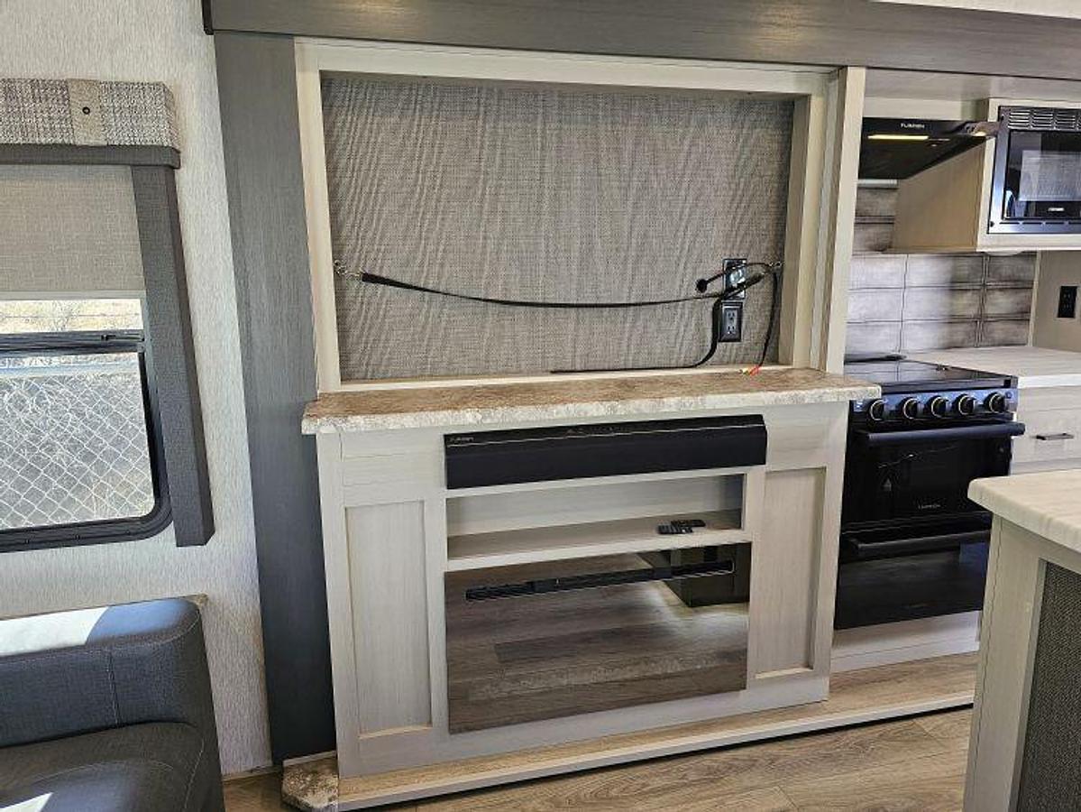 Used 2023 FOREST RIVER WILDWOOD HERITAGE GLEN 308RL