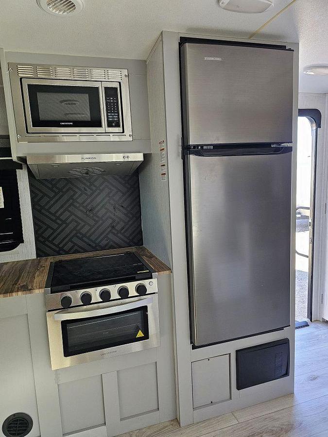 Used 2022 HEARTLAND NORTH TRAIL ULTRA LITE 26FKDS