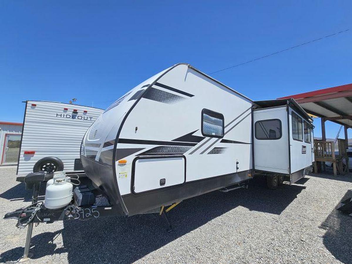 Used 2023 COLEMAN LIGHT 3215BH