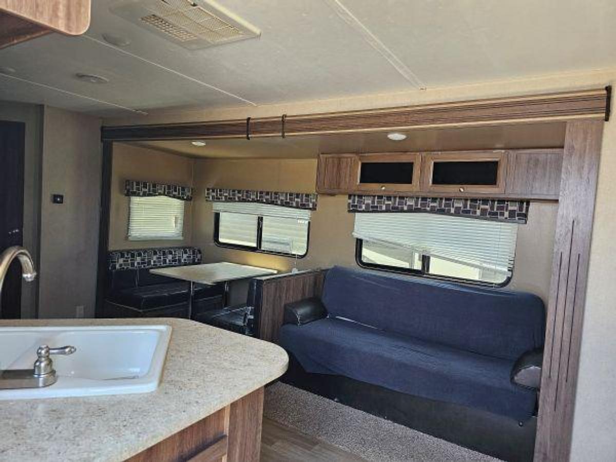 Used 2016 DUTCHMEN COLEMAN 262BH