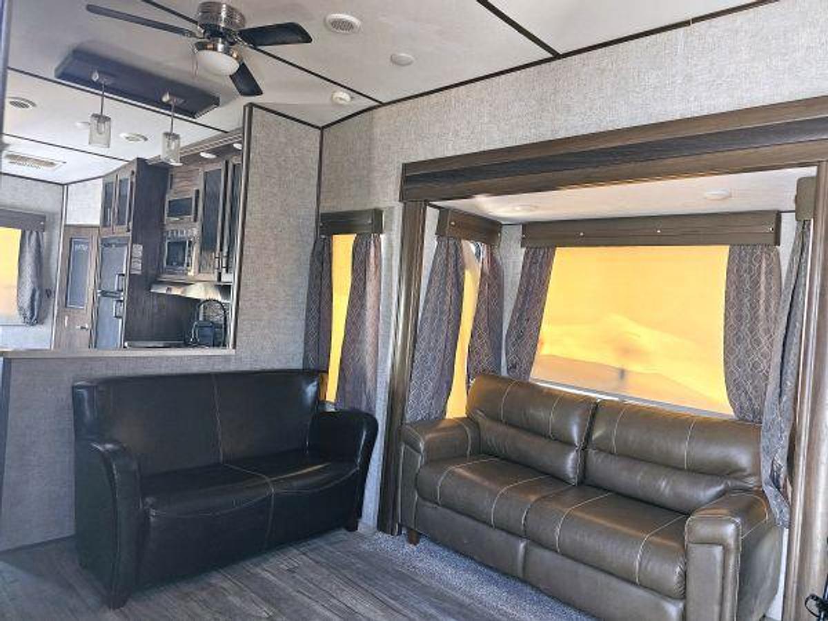 Used 2018 CHEROKEE BY FOREST RIVER ARCTIC WOLF 305ML6