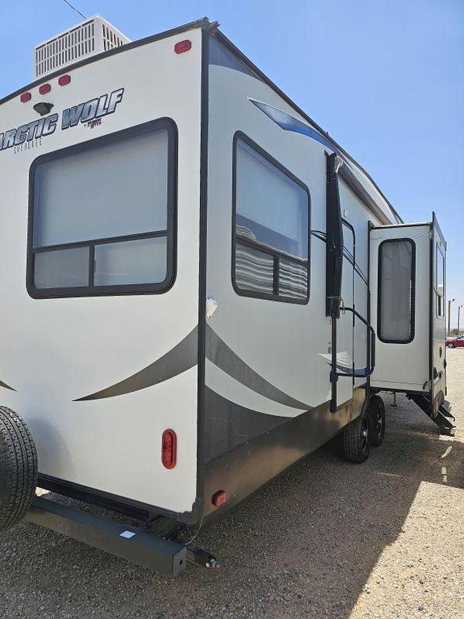 Used 2018 CHEROKEE BY FOREST RIVER ARCTIC WOLF 305ML6