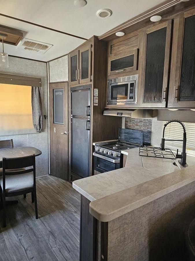 Used 2018 CHEROKEE BY FOREST RIVER ARCTIC WOLF 305ML6