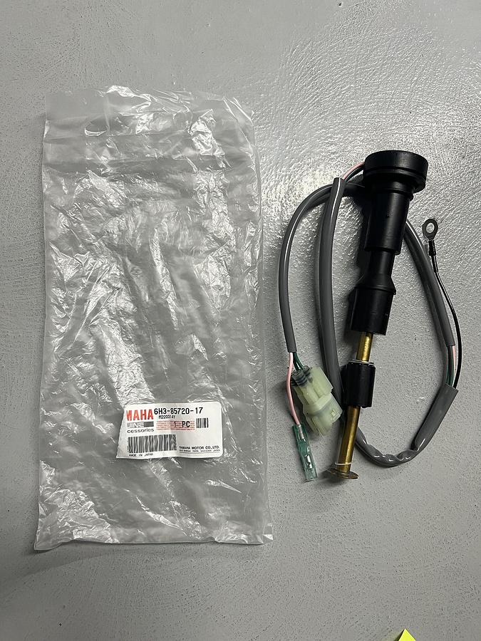 Yamaha 6H3-85720-16-00 Oil Level Gauge Assembly; New # 6H3-85720-17-00 Made by Yamaha