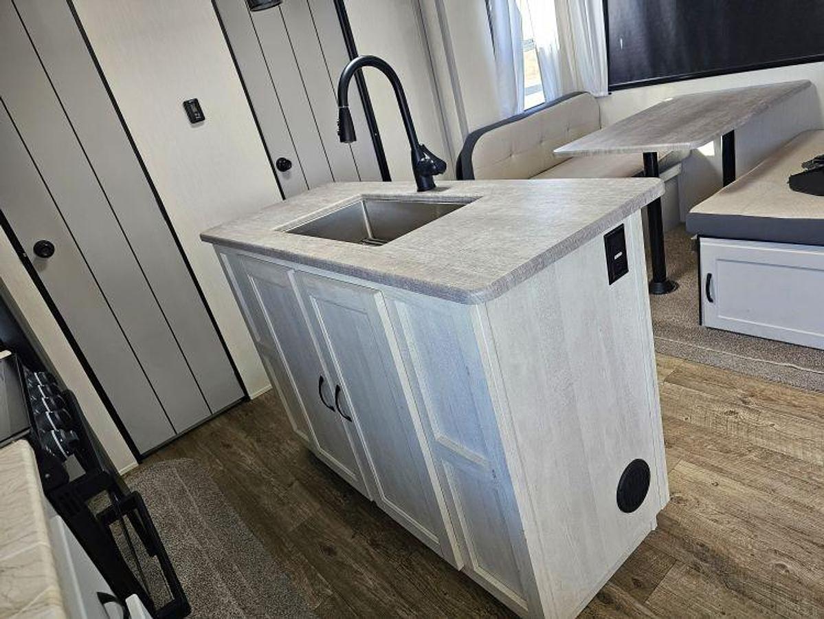 Used 2021 FOREST RIVER VIBE 34BH