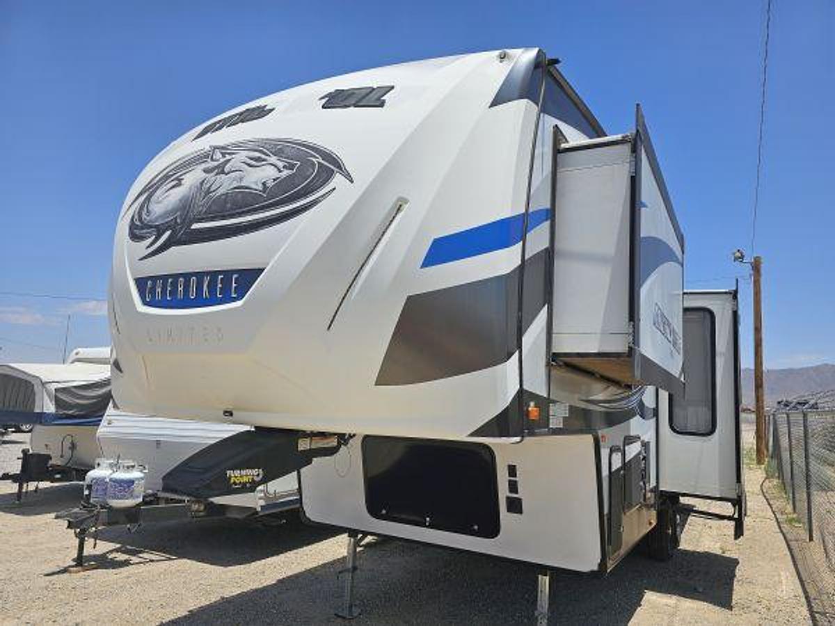 Used 2018 CHEROKEE BY FOREST RIVER ARCTIC WOLF 305ML6