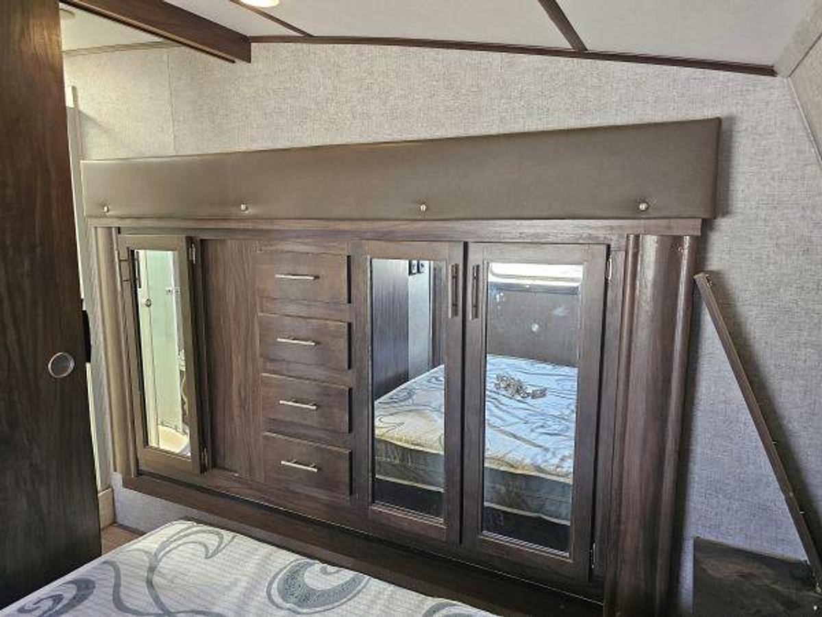 Used 2018 CHEROKEE BY FOREST RIVER ARCTIC WOLF 305ML6