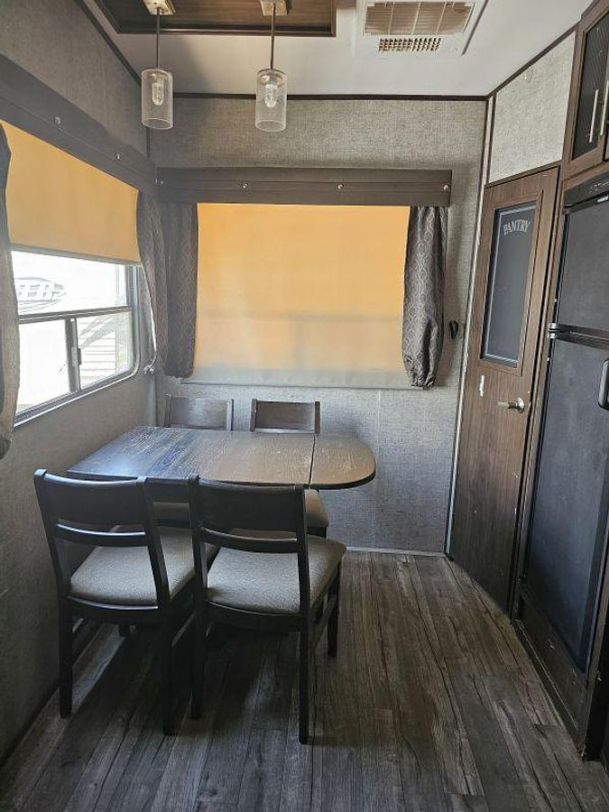 Used 2018 CHEROKEE BY FOREST RIVER ARCTIC WOLF 305ML6