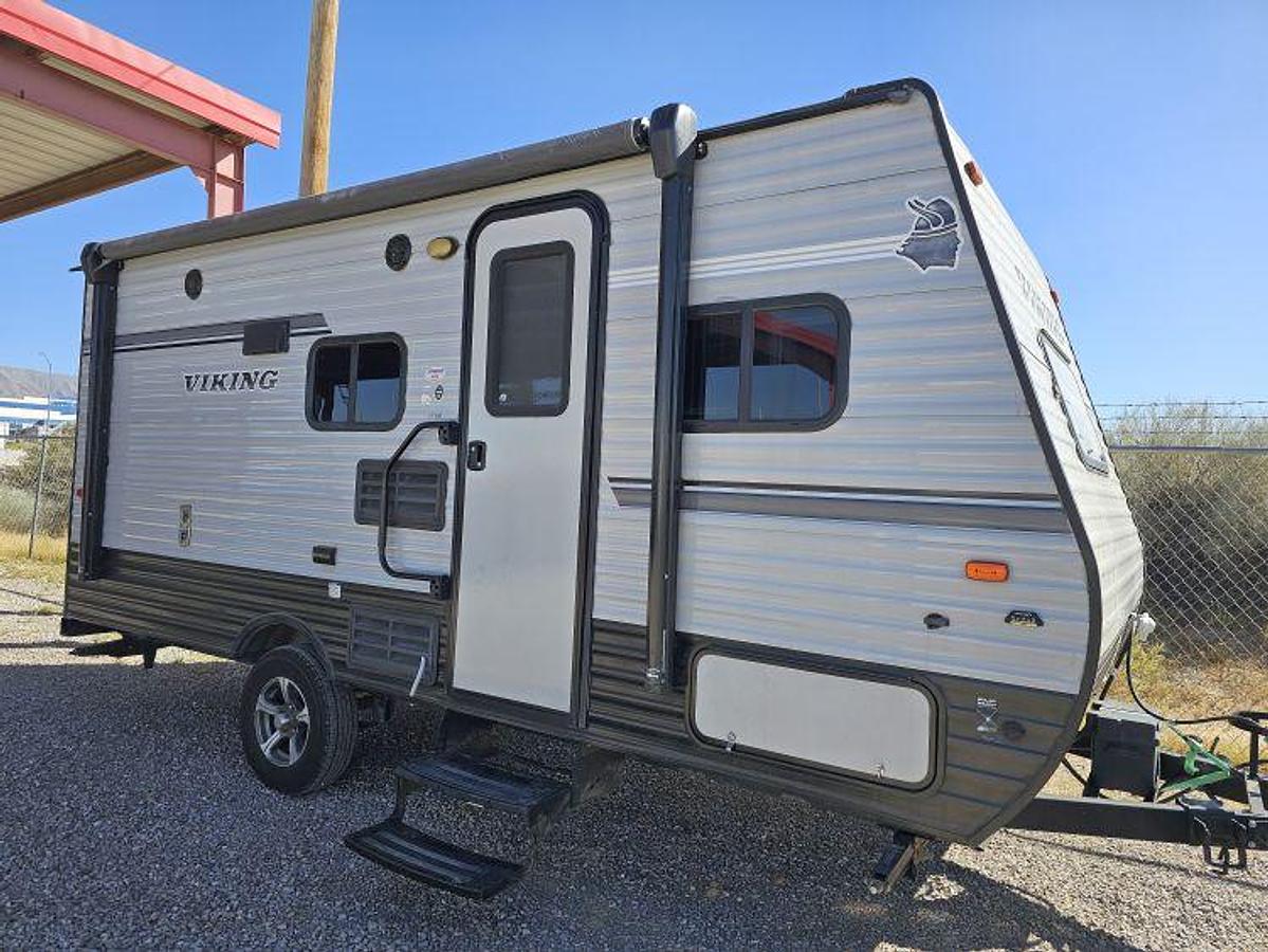 Used 2018 FOREST RIVER VIKING ULTRA LIGHT 17BH