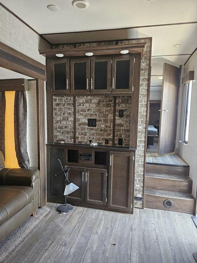 Used 2018 CHEROKEE BY FOREST RIVER ARCTIC WOLF 305ML6