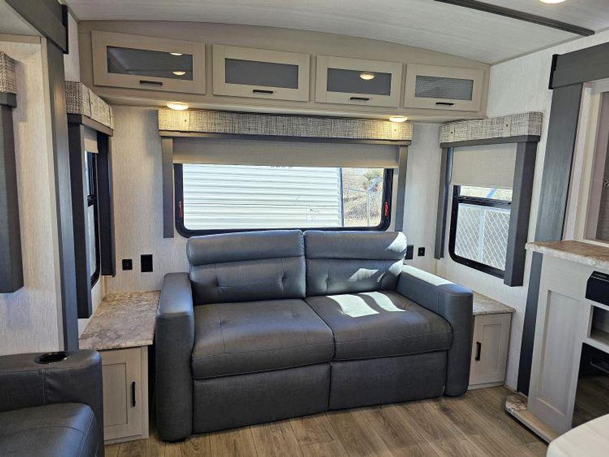 Used 2023 FOREST RIVER WILDWOOD HERITAGE GLEN 308RL