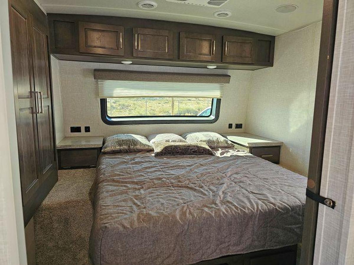 Used 2021 FOREST RIVER ROCKWOOD ULTRA LITE 2606WS