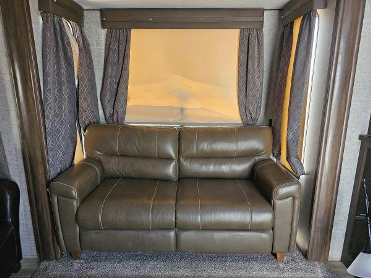 Used 2018 CHEROKEE BY FOREST RIVER ARCTIC WOLF 305ML6