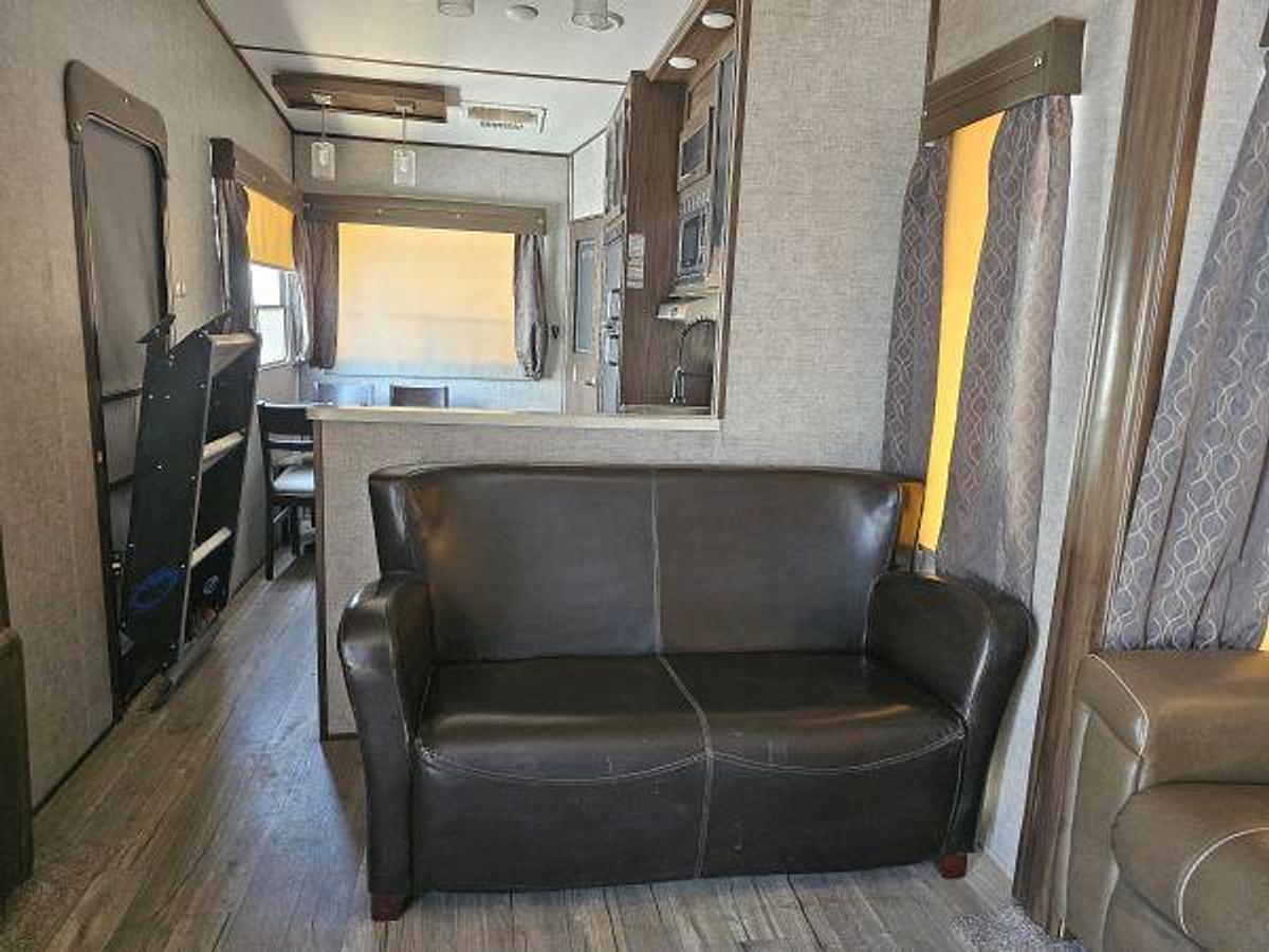 Used 2018 CHEROKEE BY FOREST RIVER ARCTIC WOLF 305ML6