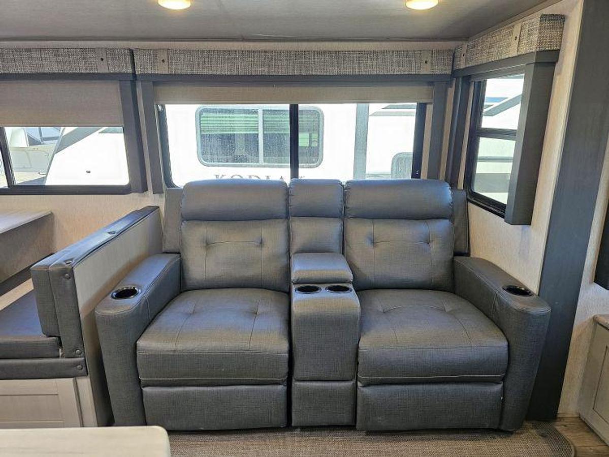 Used 2023 FOREST RIVER WILDWOOD HERITAGE GLEN 308RL