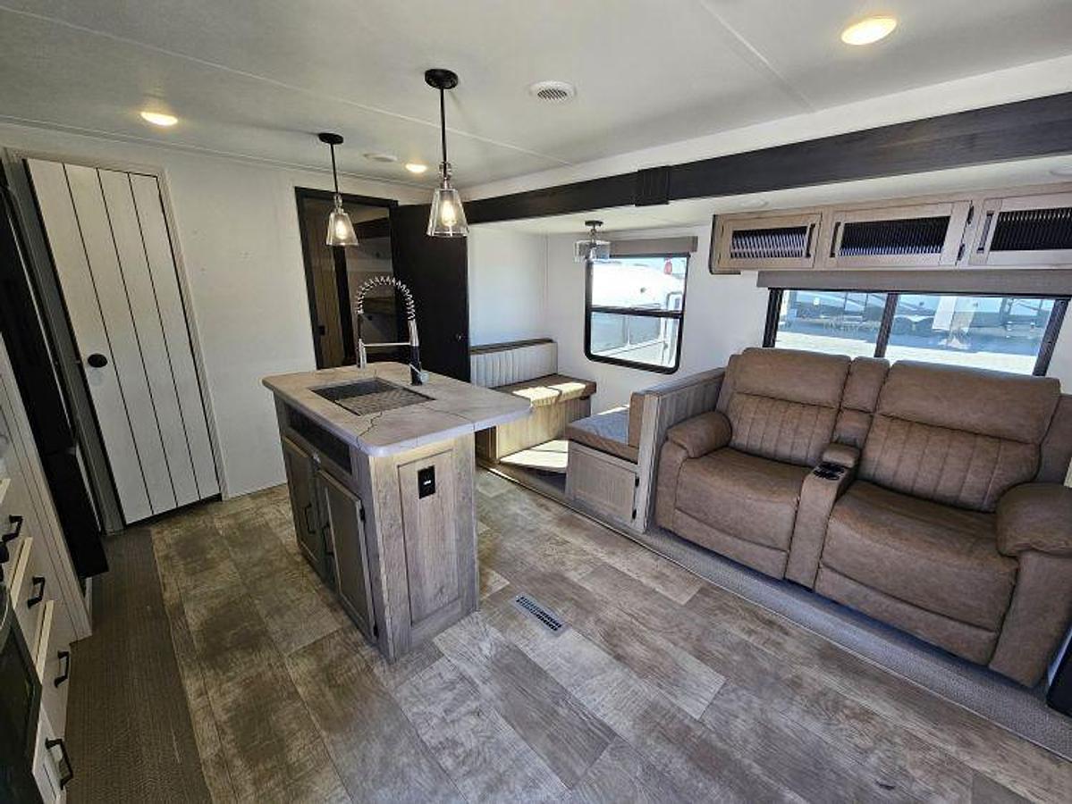 Used 2025 FOREST RIVER PUMA 32BHFS