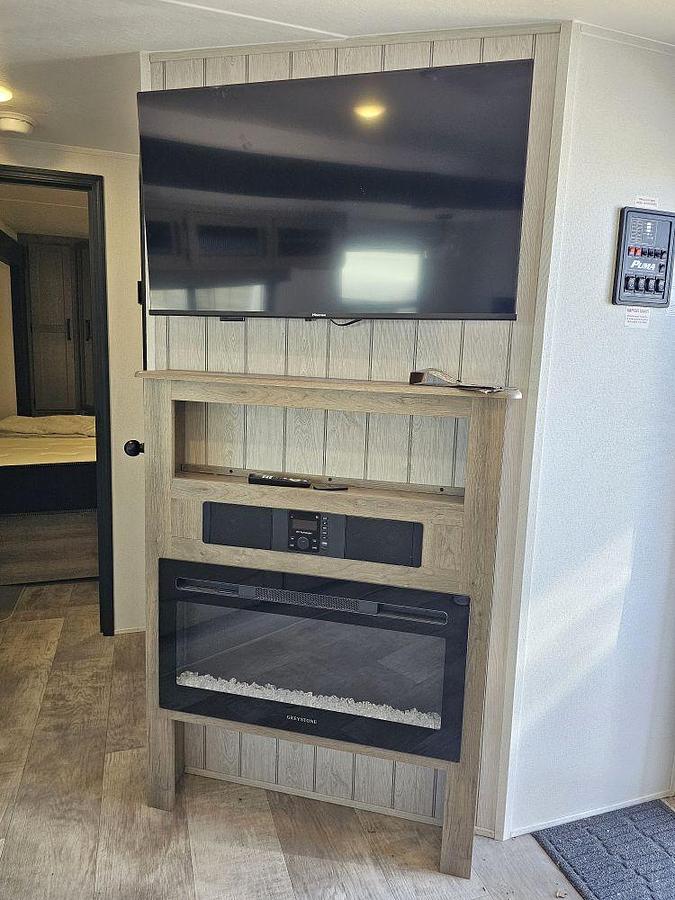 Used 2025 FOREST RIVER PUMA 32BHFS