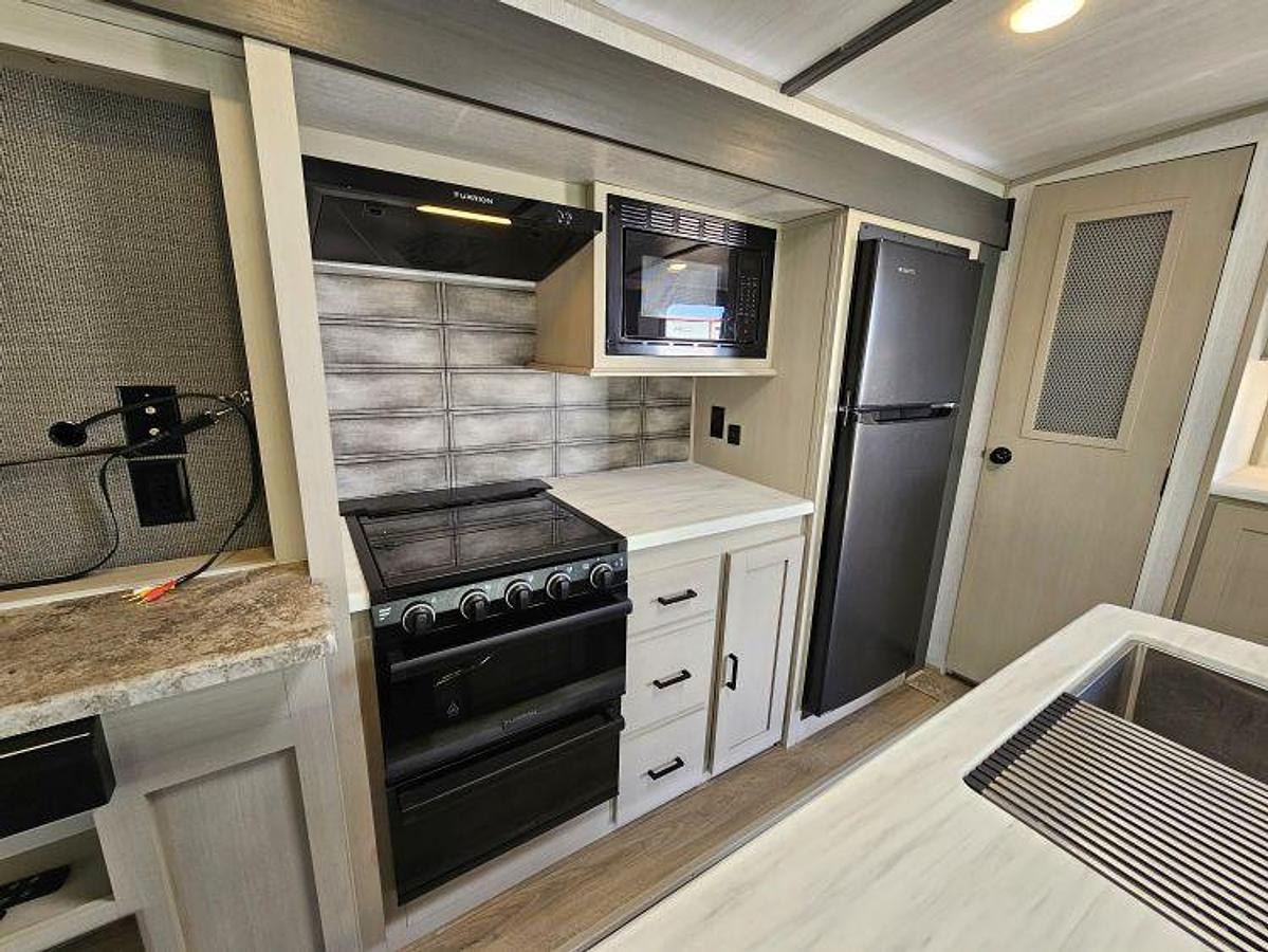 Used 2023 FOREST RIVER WILDWOOD HERITAGE GLEN 308RL