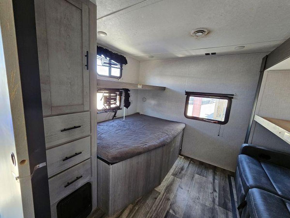 Used 2023 COLEMAN LIGHT 3215BH