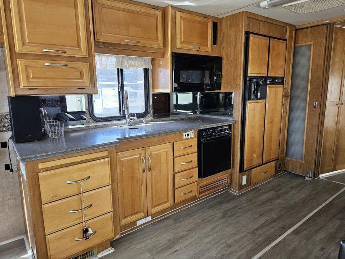 Used 2006 FLEETWOOD DISCOVERY 39V