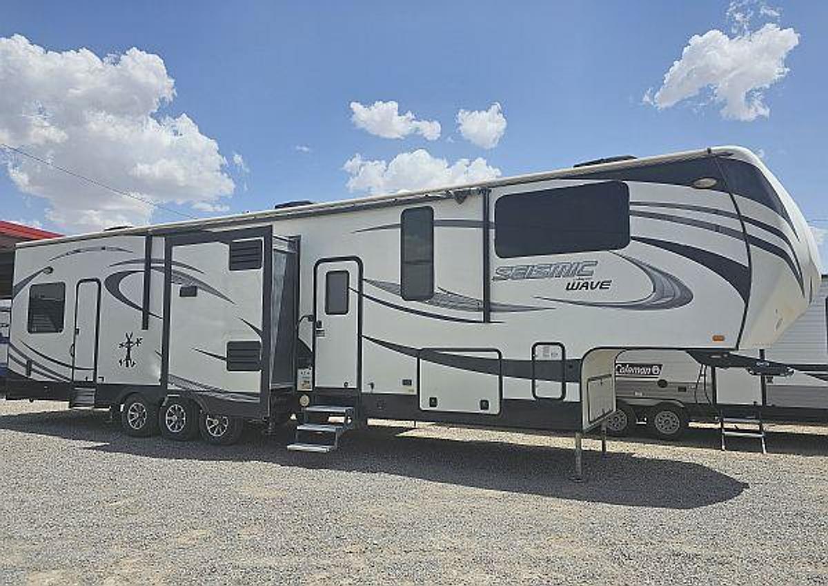 Used 2016 Jayco Seismic Wave 412W