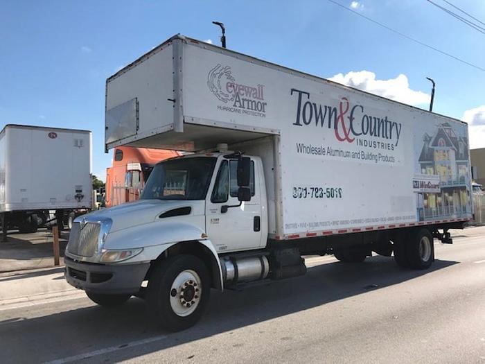 2005 INTERNATIONAL 4300 MOVING SERVICE BOX