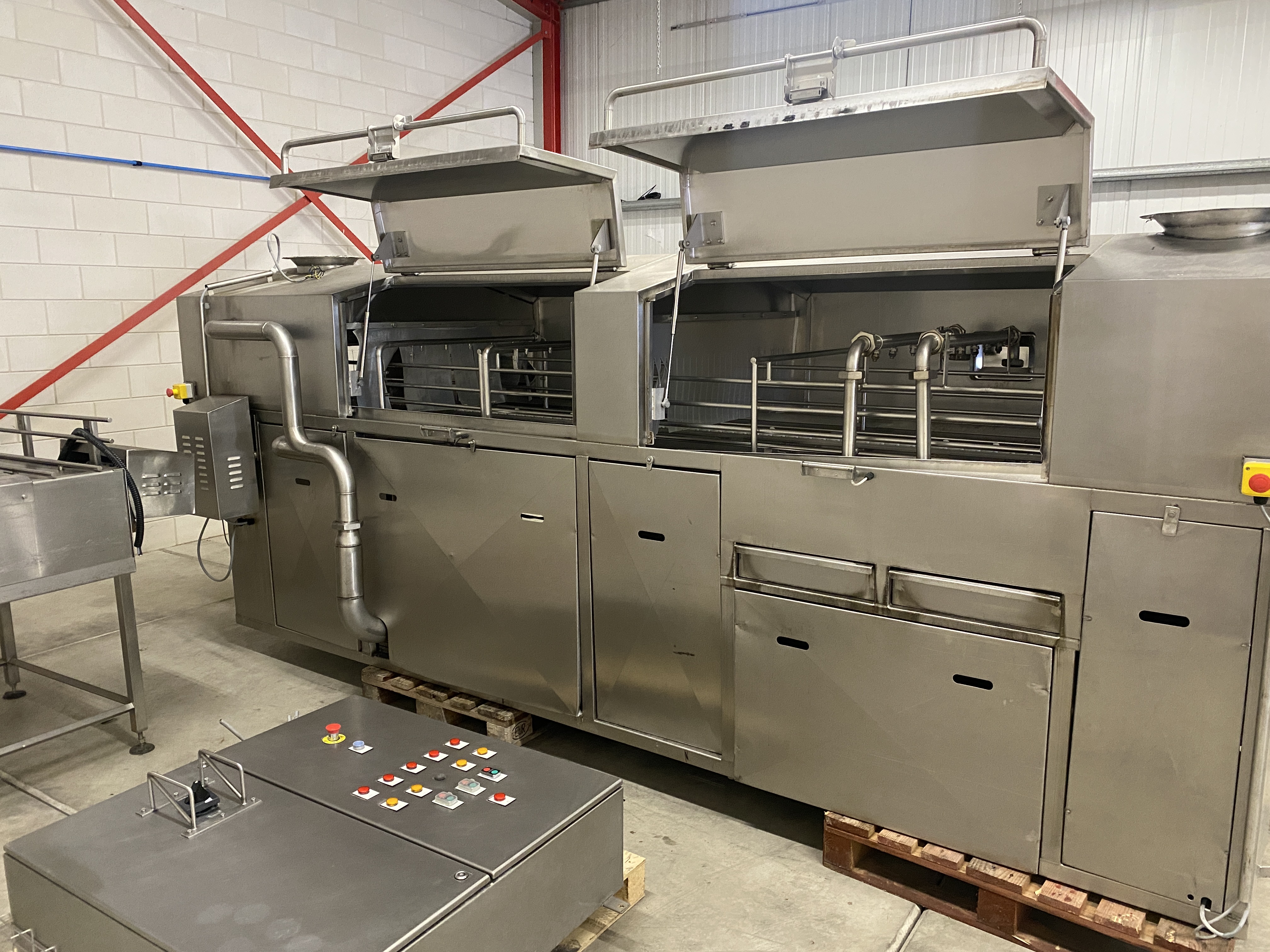 Used Unitech crate washer Single track washer with exit conveyor