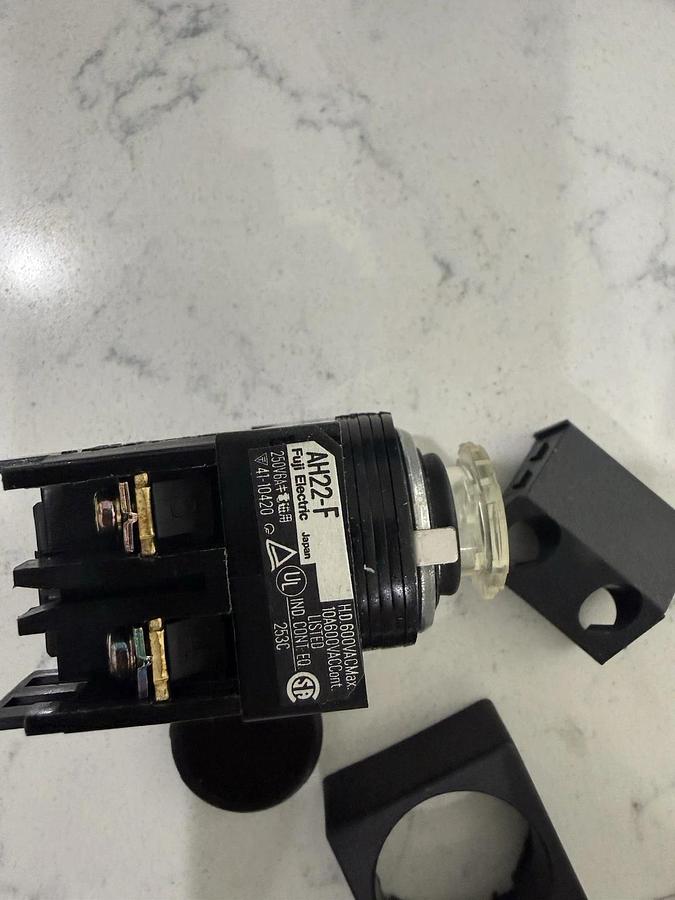 Fuji electric AH22-F command switch ah22-YFB10 NEW