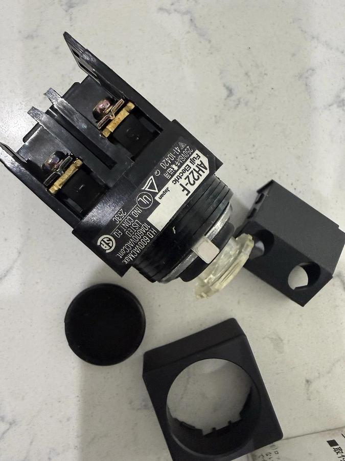 Fuji electric AH22-F command switch ah22-YFB10 NEW