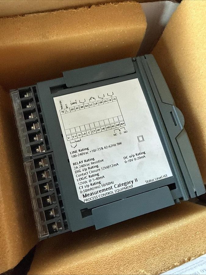 Schneider Electric Eurotherm 32H8/CC/VH/LRRX/X/XXX/G/ENG/ENG/ Controller NEW