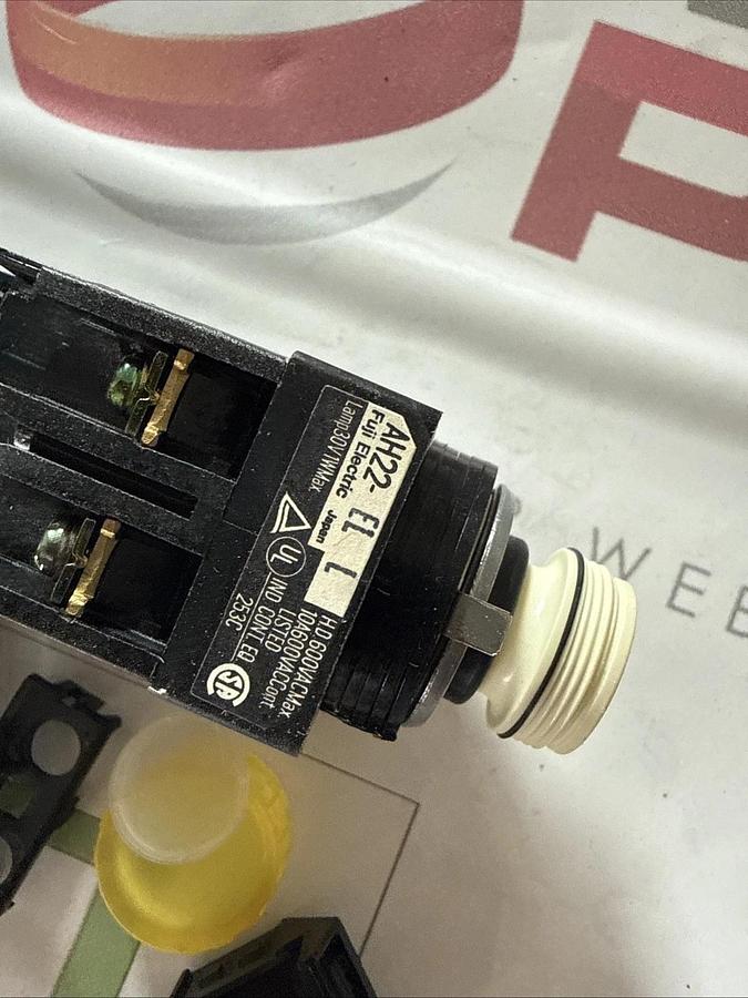 Fuji electric AH22 command switch ah22-YEL Y10L NEW